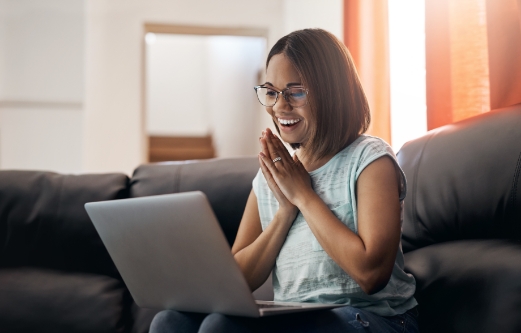 woman sitting on the couch with laptop
